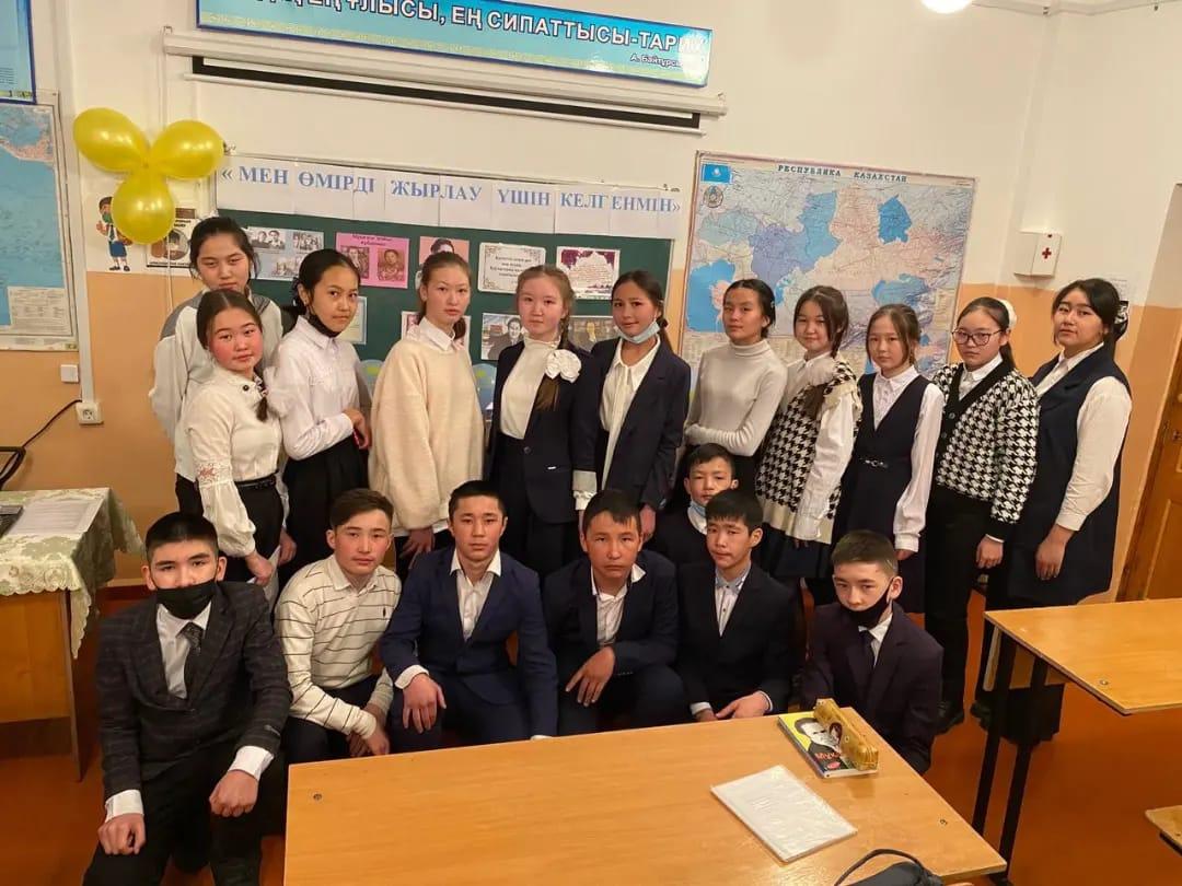 8 "а" сыныбымен  "Мен өмірді жырлау үшін келгенмін  "  тақырыбында сынып сағаты болып өтті