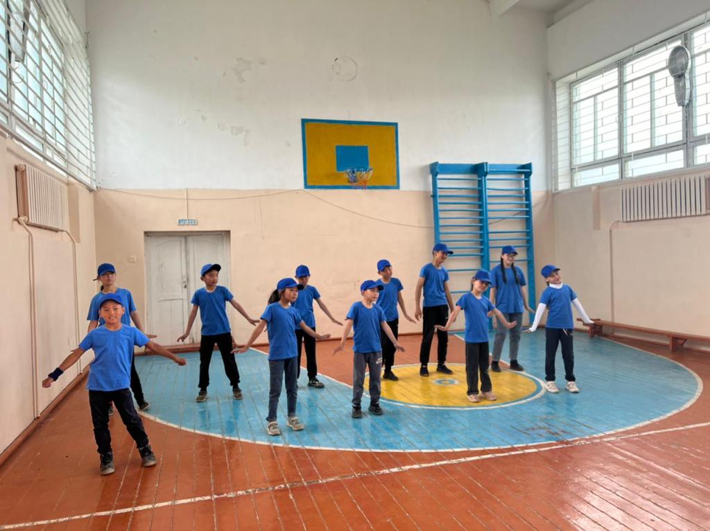 Бүгін жазғы мектептің кезекті шарасы әр түрлі жанрдағы билерді биледі
