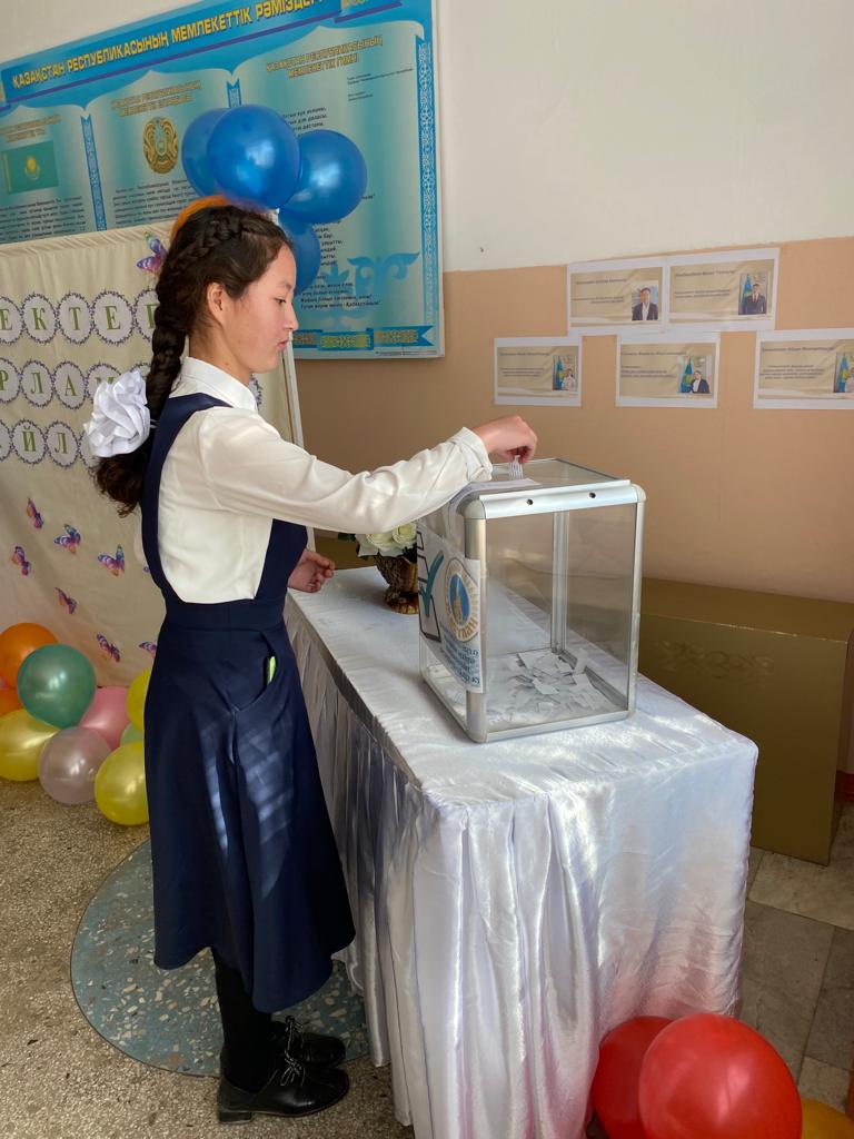 “Өжек Жаңабаев атындағы орта мектеп” КММ-де мектеп парламентін сайлау күні болды. Сайлау нәтижесі