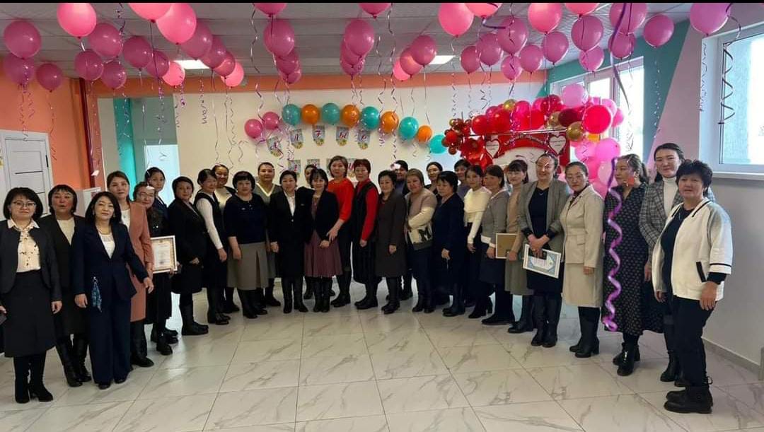 1 наурыз- Алғыс айту күнінде мектебіміздің өміріне белсене ат салысып жүрген мұғалімдер мен техникалық қызметкерлеріне мектеп директоры Жетібаева Динара Сейітқожақызы алғыс білдіріп, марапаттады.